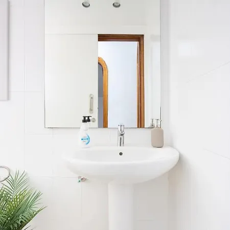 Eden 106 Surfy Stylish Bed&coffee